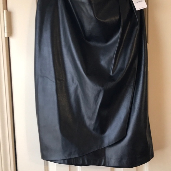 Leather look w/lining zip up skirt - Picture 3 of 3